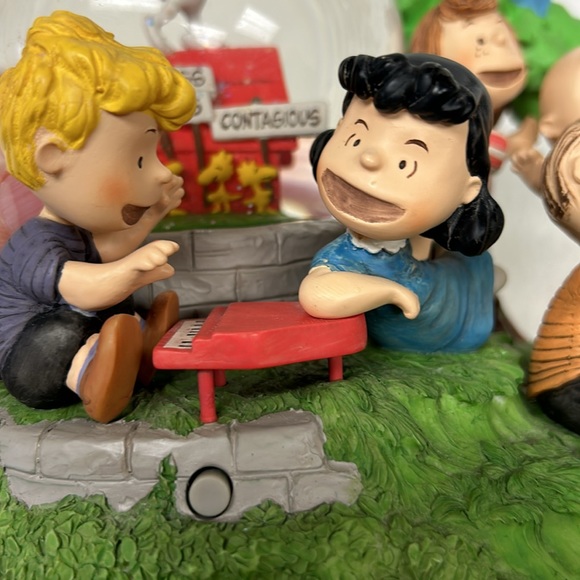 2014 PEANUTS Hallmark HAPPINESS IS CONTAGIOUS” musical snow globe - Picture 6 of 15